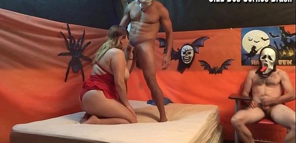  Hoje é noite de Halloween minha esposa está a fim de dar pra outro. ( Completo no Xvideos Red )